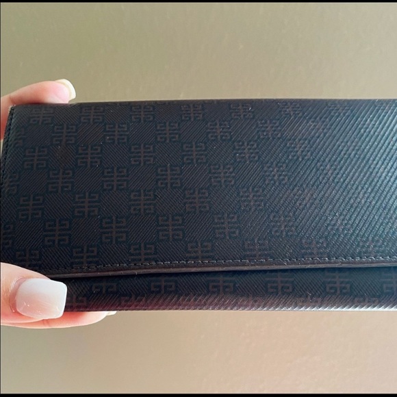 💯 %Authentic Givenchy Wallet - Picture 1 of 5